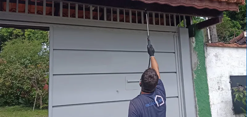 Técnico realizando desinsetização em Bertioga